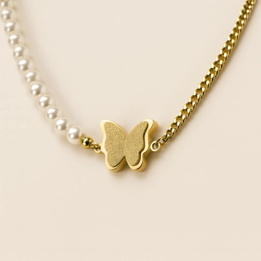 Collar Mariposa con Perlas y Cadena Dorada